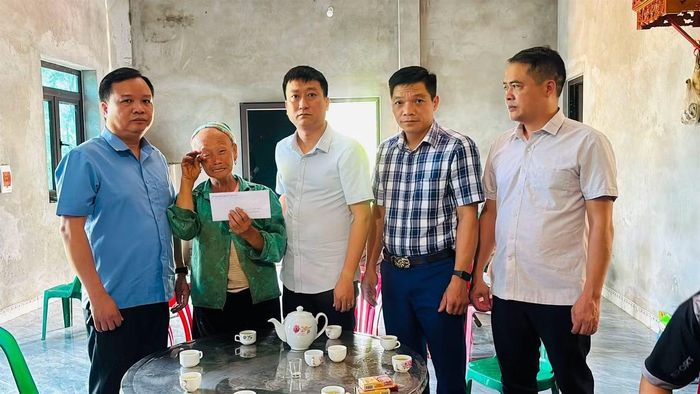 Chính quyền địa phương đến thăm hỏi, chia buồn cùng gia đình nạn nhân