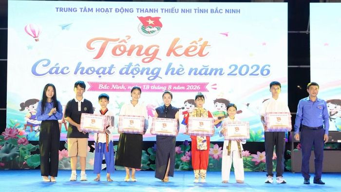 Các học viên nhận quà tại chương trình tổng kết các hoạt động hè năm 2026.