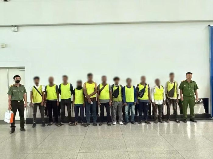 Công an xã Đức Hòa phối hợp lực lượng chức năng đưa 14 người Bangladesh vi phạm thời hạn lưu trú đến sân bay Tân Sơn Nhất. Ảnh: Công an xã Đức Hoà
