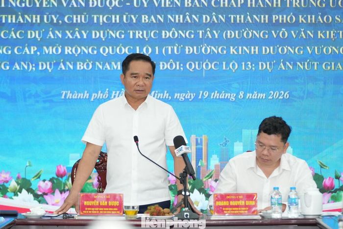 Chủ tịch UBND TPHCM Nguyễn Văn Được "thúc" tiến độ bàn giao mặt bằng cho các dự án trọng điểm. Ảnh: Nguyễn Tiến