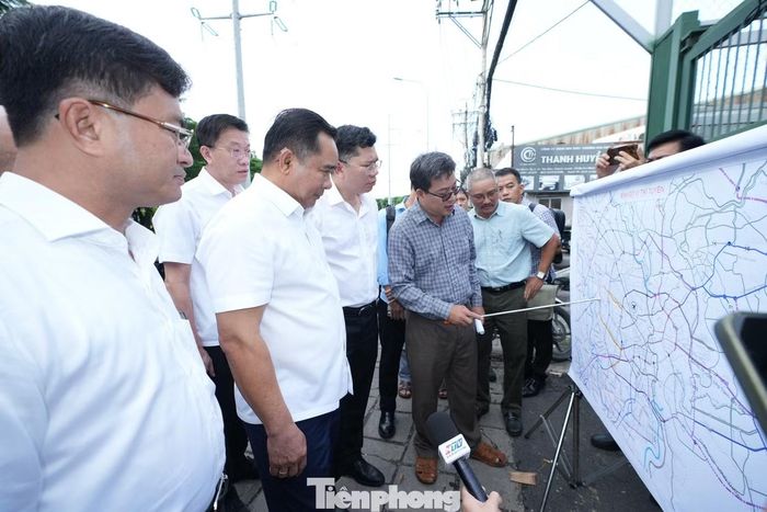 Chủ tịch UBND TPHCM Nguyễn Văn Được kiểm tra dự án mở rộng quốc lộ 1. Ảnh: Nguyễn Tiến