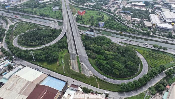 Dự án đường Võ Văn Kiệt nối dài hiện còn đang dang dở. Ảnh: Nguyễn Tiến