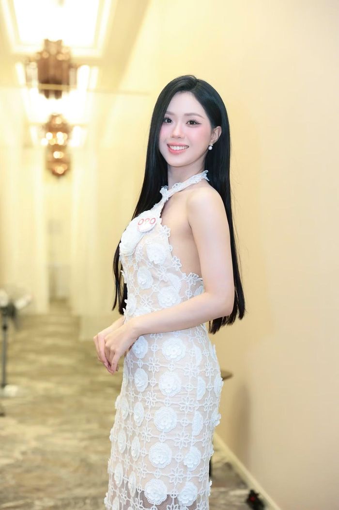 Vũ Thị Khánh Vi (SBD 090), sinh năm 2004, từng giành giải Người đẹp toàn năng tại Duyên dáng Ngoại thương 2022. Cô gây chú ý với thành tích tốt nghiệp xuất sắc sớm ngành Kinh tế Quốc tế, Đại học Ngoại thương. Khánh Vi cho rằng danh hiệu không phải đích đến mà là điểm khởi đầu của hành trình trách nhiệm. Nếu có cơ hội đi xa tại Hoa hậu Việt Nam, cô mong muốn sử dụng tiếng nói và khả năng của mình để tạo ra những giá trị tích cực cho cộng đồng.