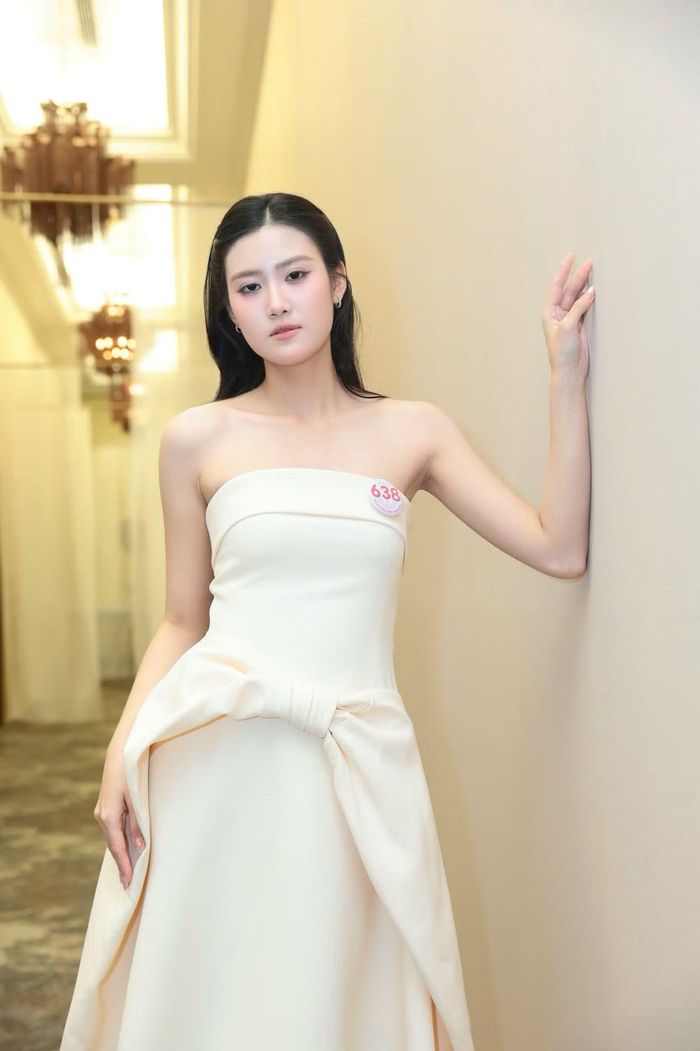 Phạm Vân Hà (SBD 638) sinh năm 2008, cao 1,75 m. Cô có quê nội ở Ninh Bình nhưng sinh ra và lớn lên tại Hải Phòng, vì vậy xem cả hai nơi là quê hương của mình. Vân Hà có thành tích học tập nổi bật khi từng đạt giải Ba học sinh giỏi cấp thành phố môn Tiếng Pháp, giải Khuyến khích Olympic Hóa học và học sinh giỏi Sinh học cấp thành phố. Cô sở hữu IELTS 7.5 và chứng chỉ tiếng Pháp DELF B2. Với Vân Hà, việc góp mặt tại chung khảo Hoa hậu Việt Nam 2026 là “bước ngoặt tuổi 18 đầy rực rỡ”. Cô xem cuộc thi là cơ hội để bước ra khỏi vùng an toàn, học hỏi và hoàn thiện bản thân.