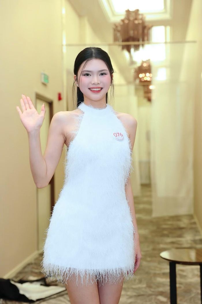 Mai Thị Yến Nhi (SBD 076) là Á khôi 1 của Trường Đại học Công nghệ Đồng Nai, chiều cao 1,73 m. Yến Nhi có hơn bốn năm gắn bó với nghề dancer. Thời gian tập luyện và biểu diễn giúp cô rèn tính kỷ luật, sự bền bỉ và khả năng làm chủ sân khấu. Đến với Hoa hậu Việt Nam 2026, người đẹp quê Ninh Bình muốn kể câu chuyện vượt qua sự nhút nhát, đồng thời truyền động lực để các bạn trẻ tự tin hơn và kiên trì theo đuổi ước mơ.