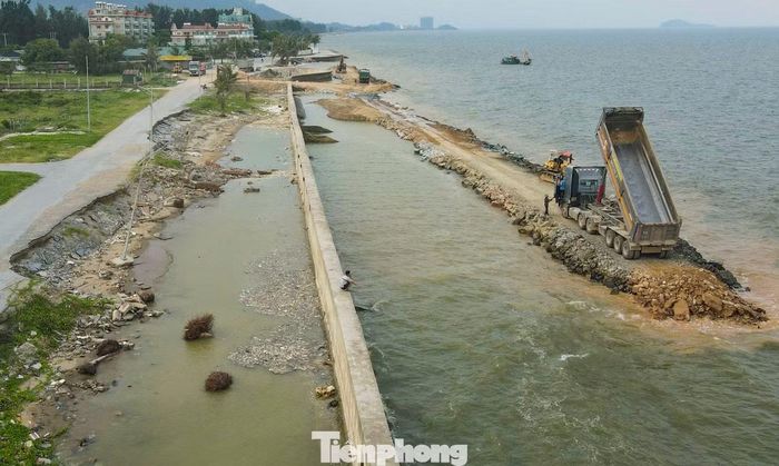 Nhà thầu đổ đất, đá đắp đường công vụ, phục vụ xây dựng kè biển Hải Tiến.