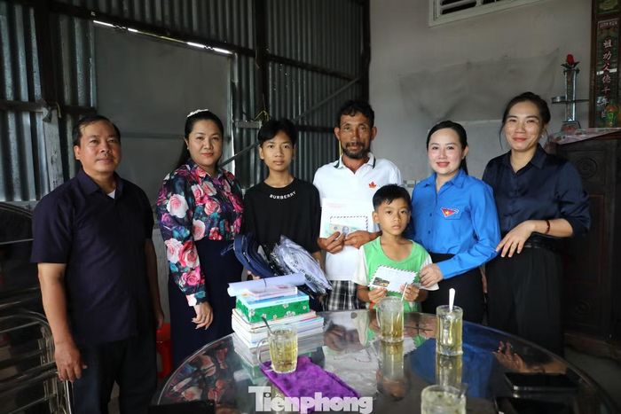Lãnh đạo xã và các đoàn thể trao tiền, tặng quà, động viên anh Chung và các con sau khi anh được cứu sống. Ảnh: Nhật Huy