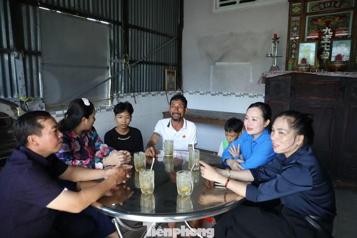 Lãnh đạo địa phương đến thăm hỏi anh Trương Văn Chung.