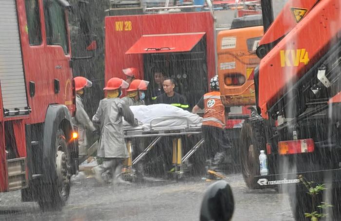 Thi thể nạn nhân được đưa ra ngoài. (Ảnh: Thanh Hà)