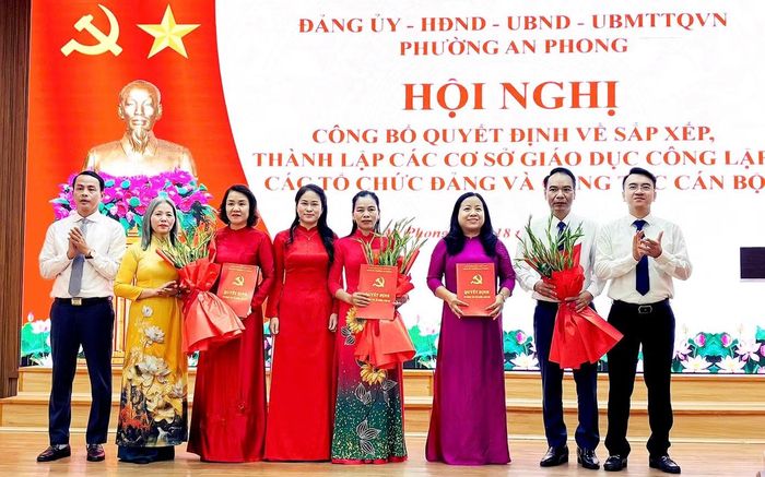 Phường An Phong công bố các quyết định sáp nhập trường học.