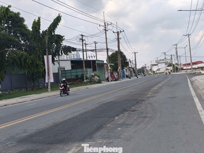 Một vị trí mặt đường Bùi Thị Xuân bị hư hỏng được nhà thầu tạm thời trám lại bằng nhựa. Ảnh: Nguyễn Tiến