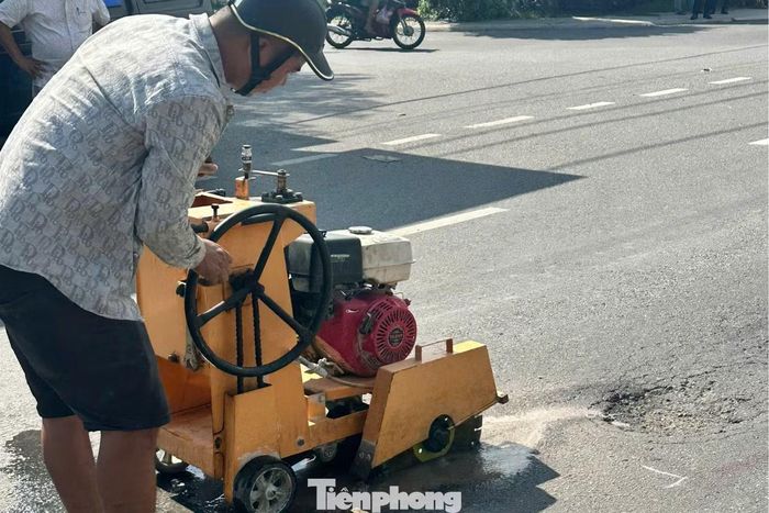 Chủ đầu tư cùng các đơn vị liên quan khảo sát vị trí mặt đường Bùi Thị Xuân xuất hiện ổ voi, ổ gà. Ảnh: Nguyễn Tiến