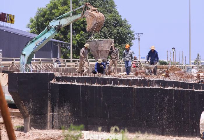 Đơn vị thực hiện dự án đang hoàn thiện các mố cầu, lao dầm, đổ bê tông mặt cầu.