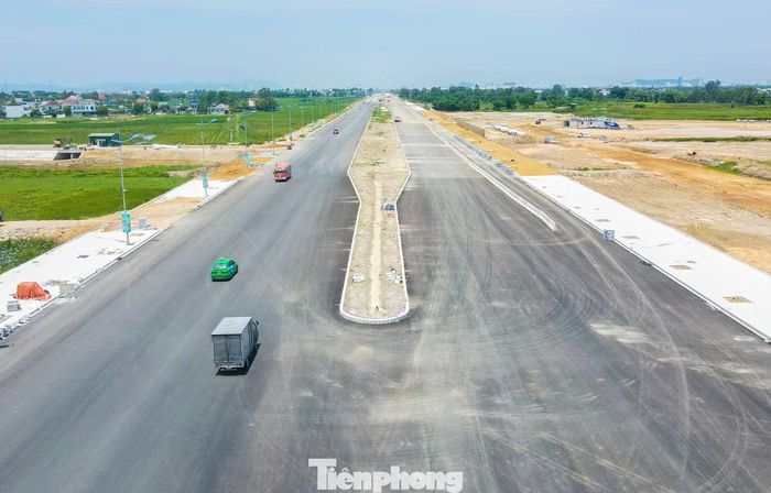 Theo quyết định phê duyệt, đoạn qua phường Sầm Sơn có chiều dài hơn 4km, được chia làm 2 đoạn (2 dự án). Theo hồ sơ thiết kế, đường có chiều rộng 67-77m, tổng mức đầu tư của 2 dự án gần 580 tỷ đồng. Sau khi hoàn thiện, đại lộ mở rộng thành 6 làn xe.