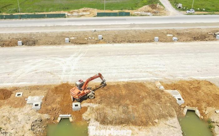 Theo ghi nhận, sau hơn 1 năm thi công, đến nay tuyến đường đang trong quá trình thi công hạng mục nền đường, cầu cống, hệ thống thoát nước.