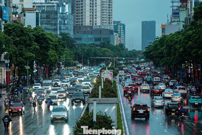 Do mây đen kéo đến, trời tối nhanh, nhiều phương tiện phải bật đèn khi lưu thông.