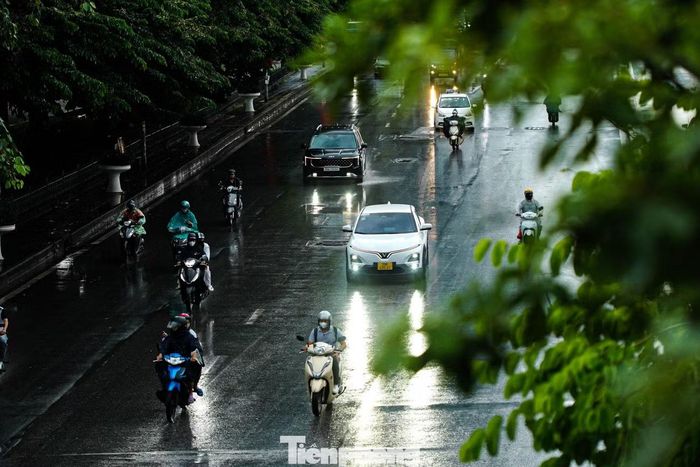 Khung cảnh hiếm gặp trên đường Nguyễn Chí Thanh vào khoảng 15h.