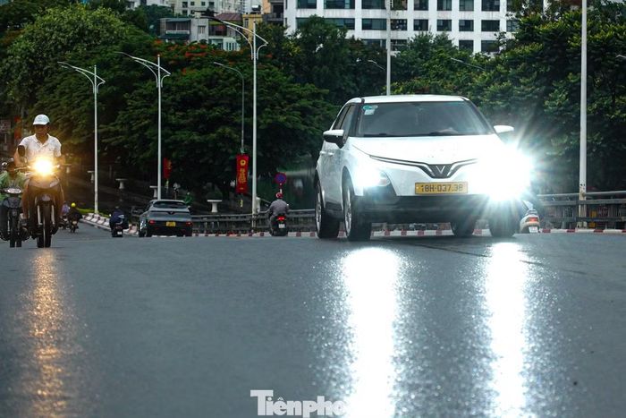 Nhiều phương tiện bật đèn khi lưu thông trên cầu vượt nút giao Nguyễn Chí Thanh - Kim Mã giữa buổi chiều.
