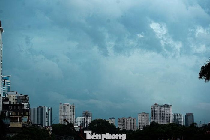 Theo dự báo thời tiết, hôm nay (19/8), Hà Nội tiếp tục nhiều mây, có mưa vừa, mưa to và dông, cục bộ có nơi mưa rất to. Trong mưa dông có khả năng xảy ra lốc, sét và gió giật mạnh. Nhiệt độ thấp nhất 25-27°C. Nhiệt độ cao nhất 30-32°C.