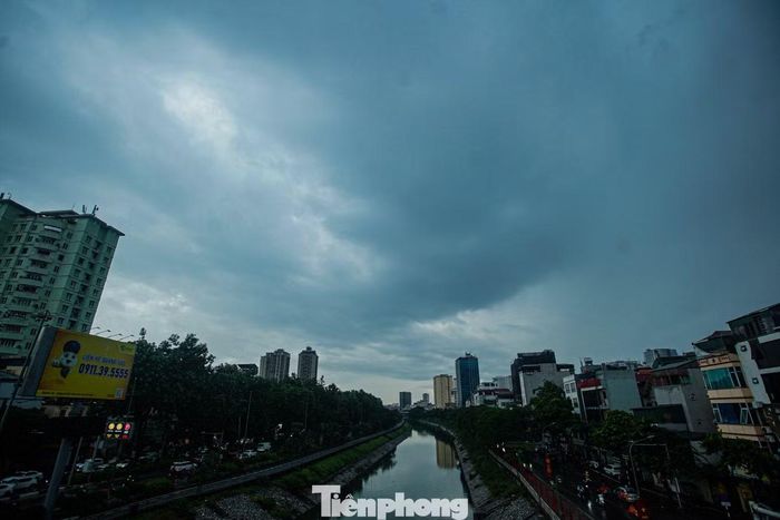 Mây đen phủ kín bầu trời Hà Nội