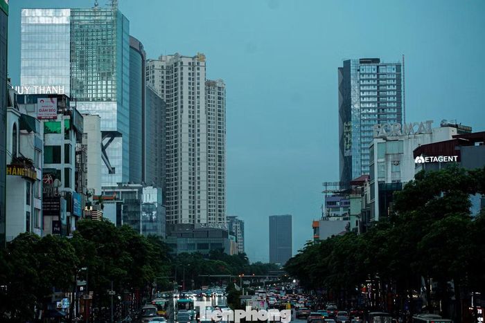 Hà Nội lúc 14h tối sầm như chạng vạng.