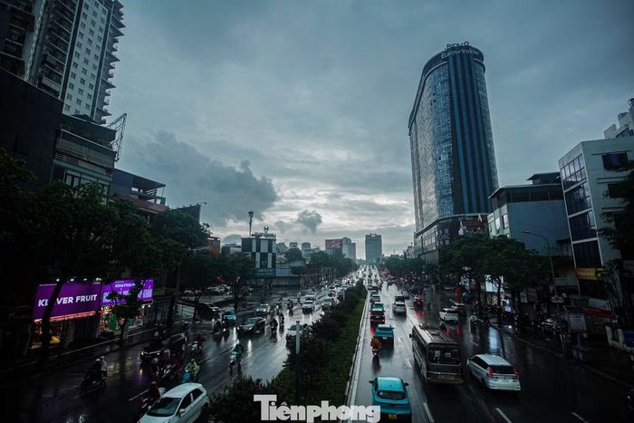 Hình ảnh mây đen bao trùm khu vực đường Trần Duy Hưng hướng vào nội đô.