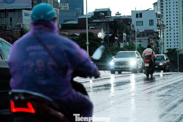 Nhiều phương tiện bật đèn khi lưu thông trên cầu vượt Láng - Nguyễn Chí Thanh.
