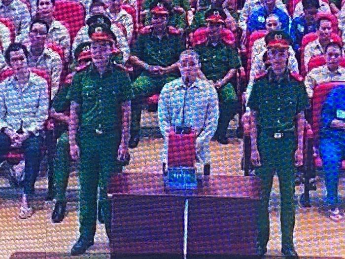 Bị cáo Phạm Tài Phúc trả lời xét hỏi của HĐXX sáng 19/8. Ảnh chụp qua màn hình.