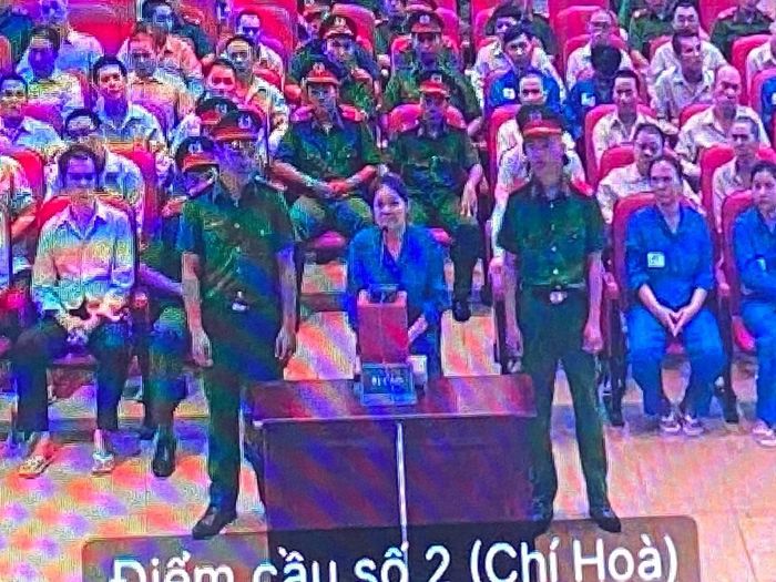 Nguyễn Thị Mười Hai đang trả lời HĐXX tại phiên tòa sáng 19/8. Ảnh chụp qua màn hình.
