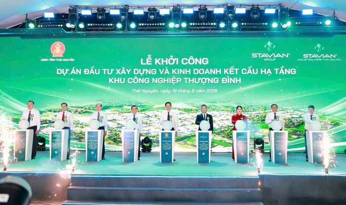 Các đại biểu thực hiện nghi thức khởi công Khu công nghiệp Thượng Đình