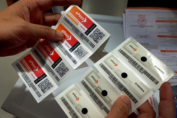 Thẻ thu phí không dừng ePass để dán trên kính chắn gió hoặc trên đèn xe.