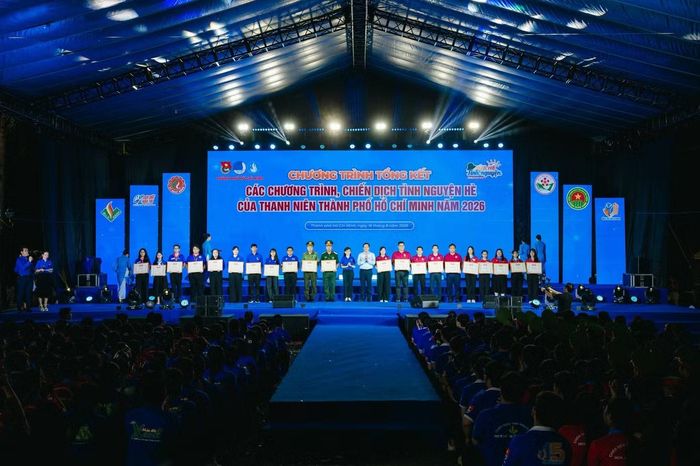 Đồng chí Lê Quốc Phong, Ủy viên T.Ư Đảng, Phó Bí thư Thường trực Thành ủy TP.HCM và đồng chí Hồ Hồng Nguyên, Bí thư T.Ư Đoàn, Chủ tịch Hội đồng Đội T.Ư trao Bằng khen cho các tập thể, cá nhân có thành tích xuất sắc.