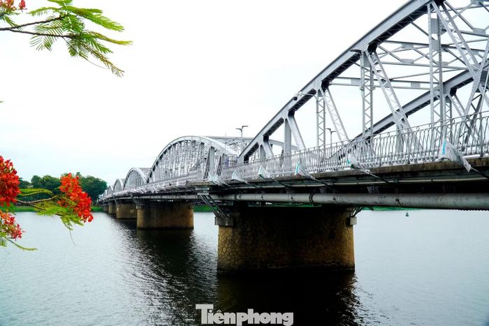 Hạng mục phía dưới dầm cầu được đánh giá khó thi công nhất do không gian chật hẹp. Công nhân phải sử dụng hệ thống giàn giáo treo để tiếp cận các cấu kiện, trong khi thiết bị và nhân lực không thể bố trí cùng lúc quá nhiều. “Chúng tôi phải lắp đặt hệ thống giàn giáo treo để thi công dưới dầm cầu. Không gian làm việc rất hẹp nên khó bố trí nhiều người cùng lúc”, ông Diện nói.