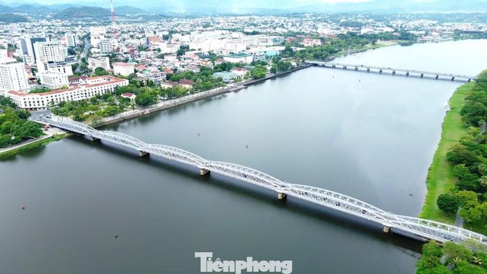 Cầu Trường Tiền được xây dựng vào cuối thế kỷ XIX dưới thời vua Thành Thái, do một đơn vị của Pháp thiết kế và thi công. Sau hơn một thế kỷ tồn tại, cây cầu trải qua nhiều biến cố lịch sử, từng bị hư hỏng, gãy sập và nhiều lần sửa chữa. Đợt đại tu lớn vào đầu thập niên 1990 kéo dài gần 5 năm khiến một số chi tiết của cầu thay đổi so với nguyên bản.