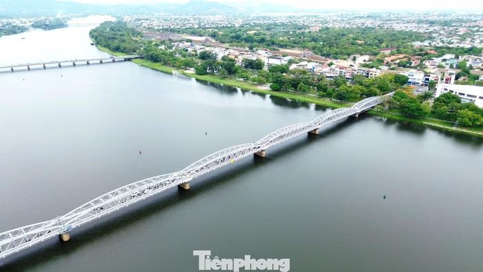  Đợt sửa chữa năm 2026 nằm trong gói thầu số 3 thuộc dự án sửa chữa một số đoạn Quốc lộ 1 qua TP. Huế. Riêng hạng mục cầu Trường Tiền được bố trí kinh phí hơn 12 tỷ đồng, tập trung vào sửa chữa, gia cố kết cấu và khôi phục diện mạo công trình﻿. Khi lớp sơn nhũ bạc hoàn thiện, cây cầu biểu tượng bên dòng sông Hương sẽ trở lại với hình ảnh vốn có và đã in sâu trong ký ức của nhiều thế hệ người Huế. 