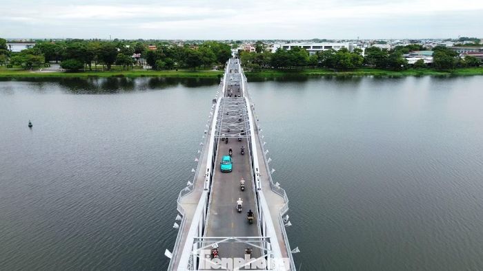  Nhà thầu bố trí 3 mũi thi công﻿ đồng thời để bù thời gian làm việc hạn chế. Do chỉ có thể thi công khoảng 8 - 9 giờ mỗi đêm, đơn vị phải tăng nhân lực và tổ chức nhiều mũi nhằm bảo đảm tiến độ. 