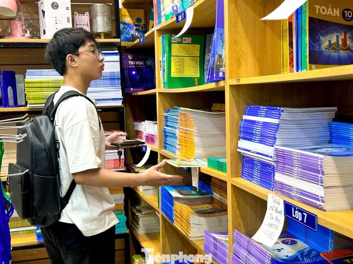 Nhiều học sinh phải tìm đến nhiều nhà sách khác nhau để mua đủ bộ sách giáo khoa cho năm học mới.