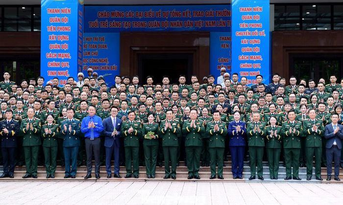 Các đại biểu chụp ảnh với tác giả, nhóm tác giả có công trình đạt giải thưởng "Tuổi trẻ sáng tạo" trong Quân đội. Ảnh: Xuân Tùng