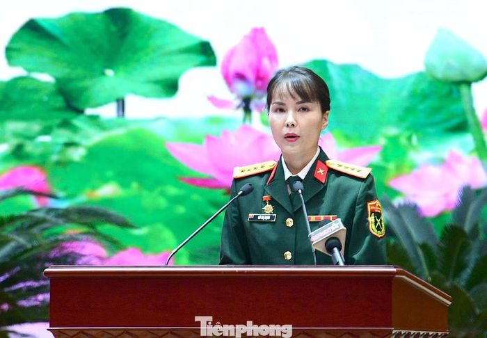 Đại uý Vũ Thị Hạnh (Tập đoàn CN-VT Quân đội) báo cáo về công trình sáng tạo gắn với trí tuệ nhân tạo. Ảnh: Xuân Tùng