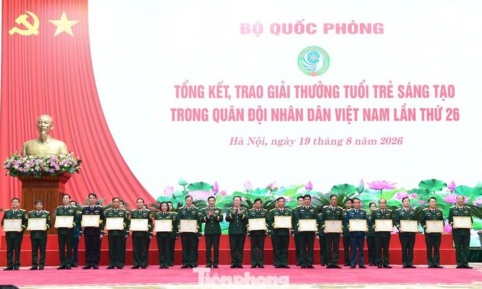 Đại tướng Phan Văn Giang và Đại tướng Nguyễn Trọng Nghĩa trao khen thưởng tập thể, cá nhân có thành tích xuất sắc. Ảnh: Xuân Tùng