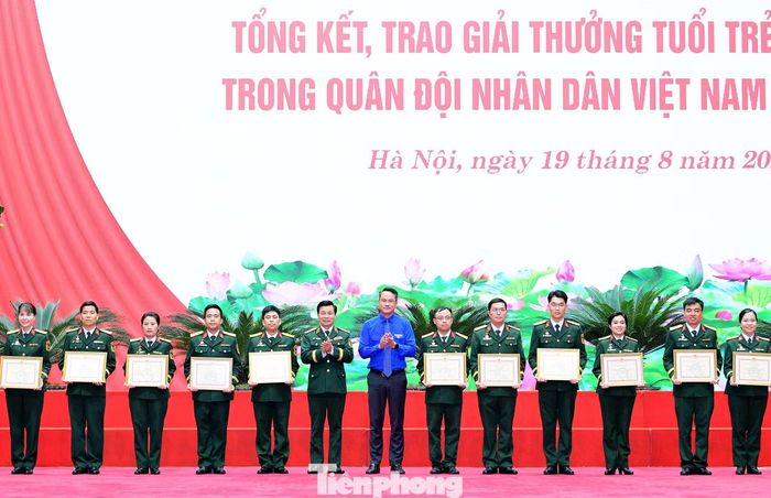 Bí thư T.Ư Đoàn Nguyễn Kim Quy cùng lãnh đạo Quân đội trao Huy hiệu "Tuổi trẻ sáng tạo". Ảnh: Xuân Tùng