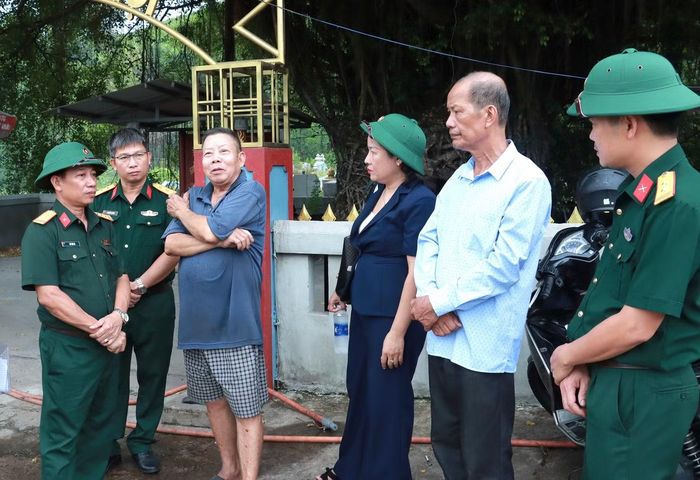 Đoàn công tác trao đổi, nắm thông tin từ người dân xã Phú Lộc.