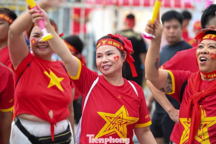 Tại quảng trường trước sân, các nhóm cổ động viên tranh thủ chụp ảnh, hát vang những bài hát quen thuộc và chuẩn bị cờ, băng rôn trước khi vào khán đài.