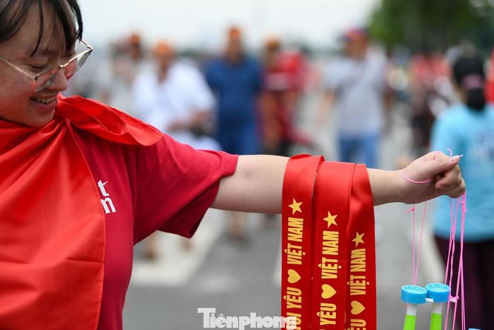 Từ người lớn đến trẻ nhỏ mang theo cờ Tổ quốc, háo hức chờ giờ bóng lăn. Trận bán kết lượt về ASEAN Cup 2026 giữa Việt Nam và Malaysia diễn ra tối 19/8 trên sân Mỹ Đình. Hàng vạn khán giả được kỳ vọng tạo nên “chảo lửa” tiếp sức cho đội chủ nhà trong cuộc đua giành vé vào chung kết.