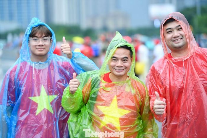 “Các con rất háo hức nên gia đình sắp xếp công việc, đi từ Phú Thọ xuống Hà Nội từ sớm. Hy vọng đội tuyển giành chiến thắng để cả nhà có một buổi tối đáng nhớ”, anh Hùng chia sẻ.