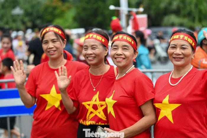 Không chỉ người hâm mộ ở Hà Nội, nhiều cổ động viên từ Lào Cai và các tỉnh xa cũng vượt hàng trăm km về Mỹ Đình, chuẩn bị sẵn áo đấu, cờ và vé để cổ vũ đội tuyển.