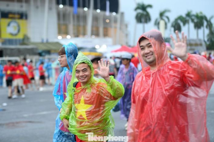Nhiều gia đình đưa con nhỏ tới sân từ sớm. Gia đình anh Nguyễn Văn Hùng từ Phú Thọ cho biết đây là lần đầu các con được trực tiếp xem đội tuyển Việt Nam thi đấu tại Mỹ Đình.