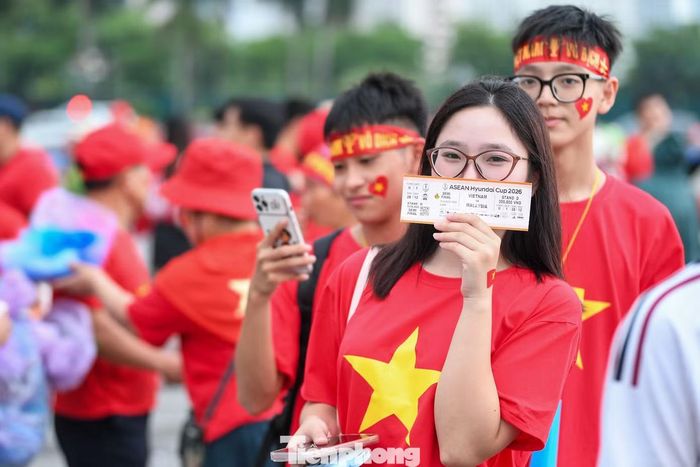 Tấm vé trận Việt Nam - Malaysia được nhiều cổ động viên nâng niu trước giờ vào sân. Với những gia đình từ xa tới Hà Nội, chuyến đi còn là dịp cùng nhau trải nghiệm bầu không khí bóng đá tại sân vận động quốc gia.