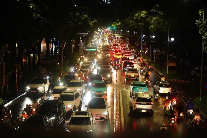 Phố Thái Hà lúc 19h. Sau trận mưa tầm tã, các phương tiện chen kín mặt đường, chỉ có thể nhích từng đoạn.
