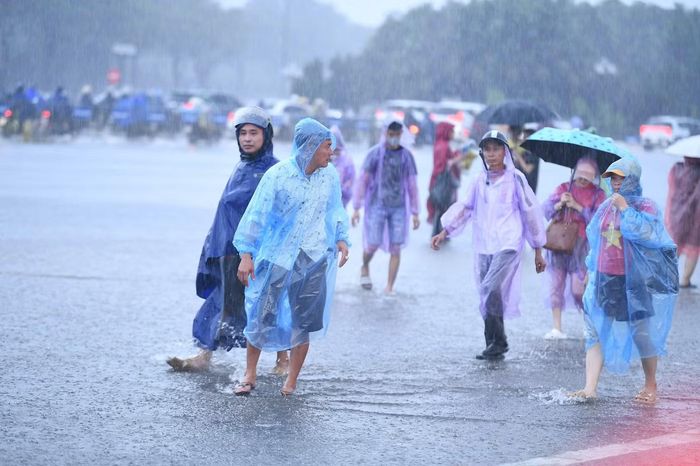Khu vực trước sân vận động Mỹ Đình xuất hiện nhiều điểm ngập sau trận mưa lớn. Người hâm mộ phải bì bõm lội nước để vào sân.